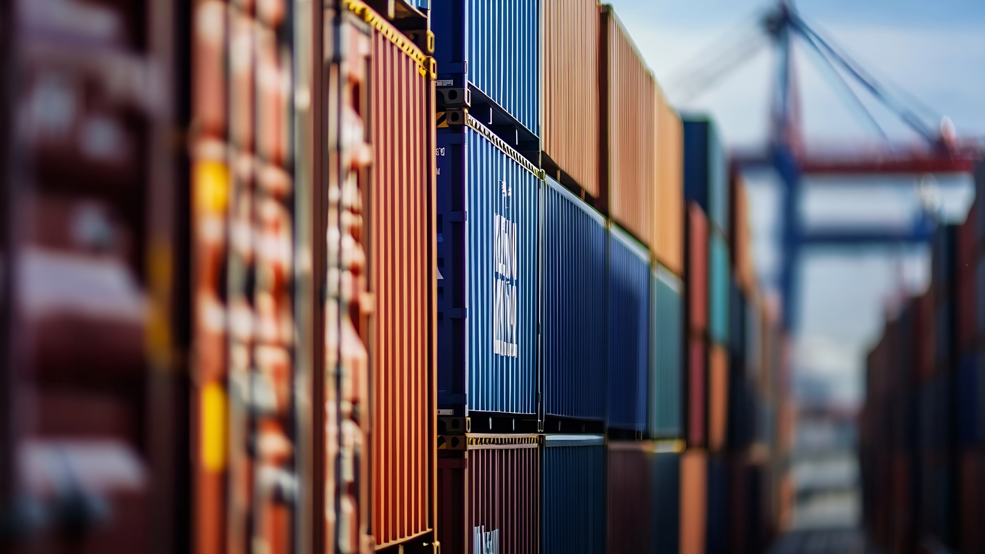 Reihen von bunten Schiffscontainern, die an einem belebten Dock gestapelt sind, bereit für Transport und Logistik : Generative AI